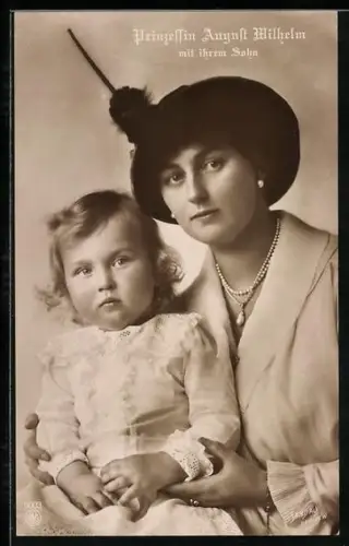 AK Prinzessin August Wilhelm mit Sohn auf dem Schoss