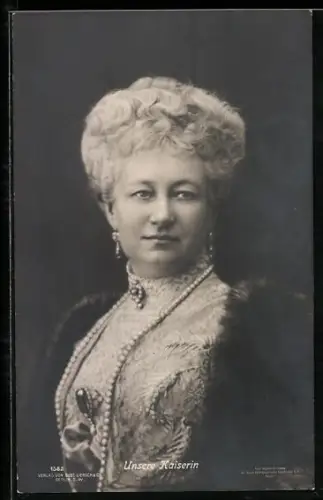 AK Kaiserin Auguste Victoria von Preussen ziert eine Perlenkette und ein dunkler Pelz