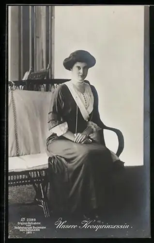 AK Portrait Kronprinzessin Cecilie auf einer Bank sitzend