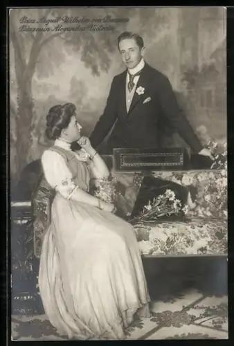 AK Prinz August Wilhelm von Preussen und Prinzessin Alexandra Victoria auf dem Sofa
