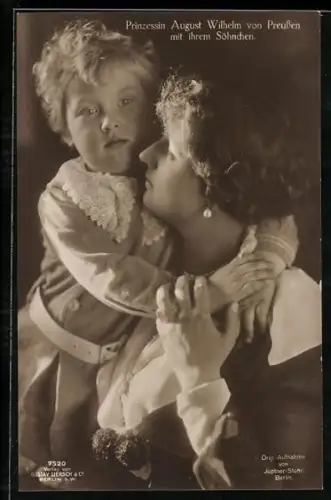AK Prinz August Wilhelm von Preussen mit ihrem Söhnchen
