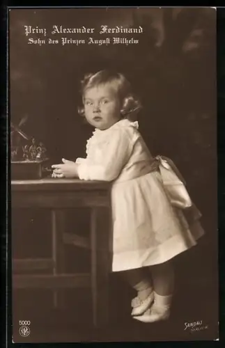 AK Prinz Alexander Ferdinand in jungen Jahren, posiert an einem Tisch, Sohn d. Prinzen August Wilhelm von Preussen