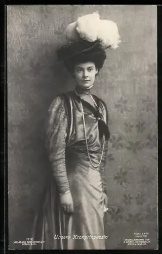 AK Kronprinzessin Cecilie, stehend im Kleid mit Hut und Perlenkette