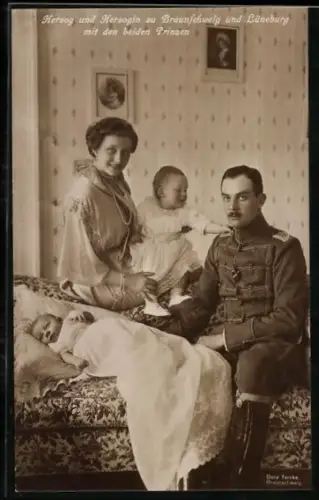 AK Herzog und Herzogin zu Braunschweig u. Lüneburg mit den beiden Prinzen