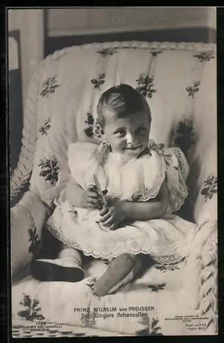 AK Prinz Wilhelm von Preussen auf einem Sessel sitzend, jüngster Hohenzoller
