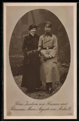 Foto-AK Portrait Prinz Joachim von Preussen in Uniform und Prinzessin Marie Auguste von Anhalt mit Pelzmuff