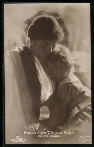 AK Prinzessin August Wilhelm von Preussen mit ihrem Sohn, der sich an sie schmiegt