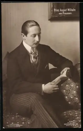 AK Prinz August Wilhelm von Preussen, beim Buch lesen