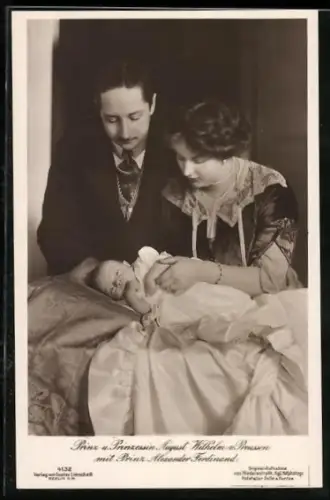 AK Prinz & Prinzessin August Wilhelm von Preussen, mit Neugeborenem Prinz Alexander Ferdinand