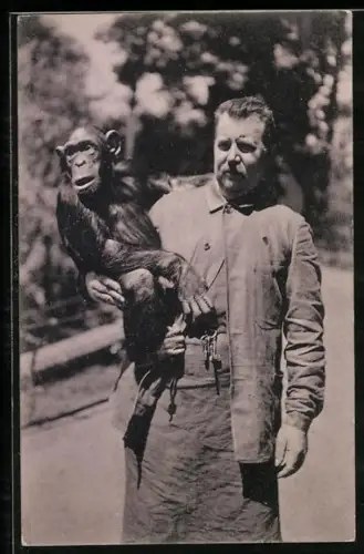 AK Berlin, Mann trägt einen Schimpansen auf dem Arm, Zoologischer Garten