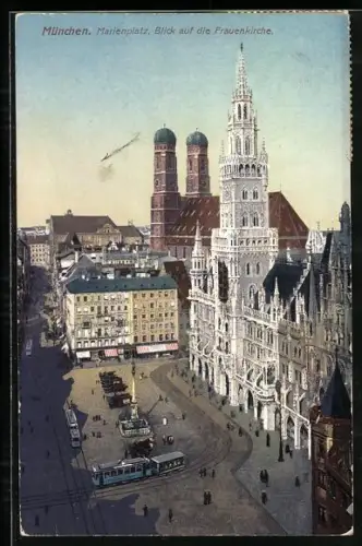 AK München, Blick auf den Marienplatz und die Frauenkirche aus der Vogelschau, Strassenbahn