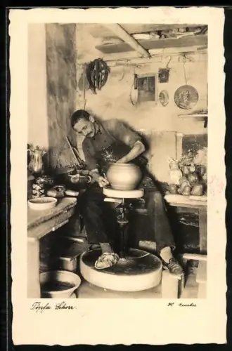 AK Töpfer Schorr an der Töpferscheibe