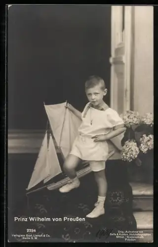 AK Prinz Wilhelm von Preussen als Junge, hält ein grosses Segelboot