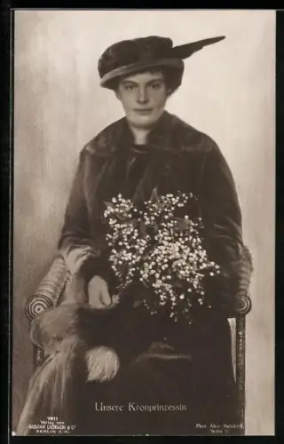 AK Portrait Kronprinzessin Cecilie mit Hut & Blumenstrauss