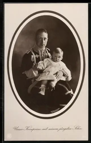 AK Kronprinz Wilhelm von Preussen in Husaren-Uniform mit seinem jüngsten Söhnchen