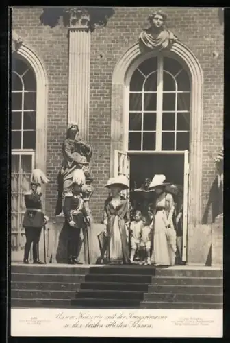 AK Kaiser Wilhelm II. in Uniform mit der Kronprinzessin von Preussen und den beiden ältesten Söhnen