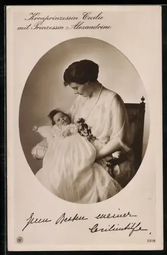 AK Kronprinzessin Cecilie mit der Prinzessin Alexandrine im Arm