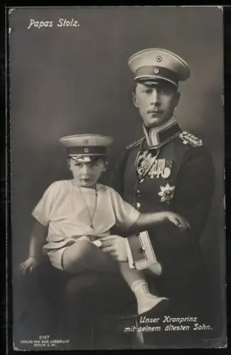 AK Papas Stolz, Kronprinz Wilhelm von Preussen mit seinem ältesten Sohn