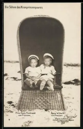 AK Prinz Louis Ferdinand und Prinz Wilhelm von Preussen sitzen in einem Strandkorb