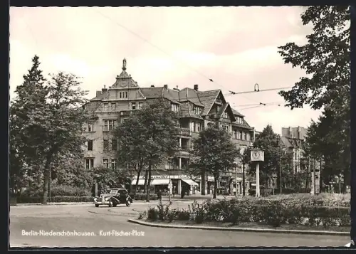 AK Berlin-Niederschönhausen, Kurt Fischer-Platz mit Geschäften