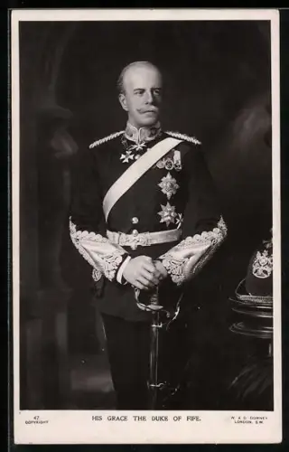 AK His Grace the Duke of Fife, in Uniform mit Degen