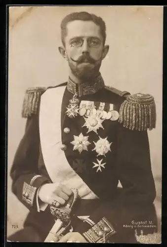 AK König Gustav V von Schweden in Uniform mit Orden