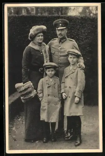 Foto-AK Soldat mit Frau und Söhnen, von Hessen-Darmstadt