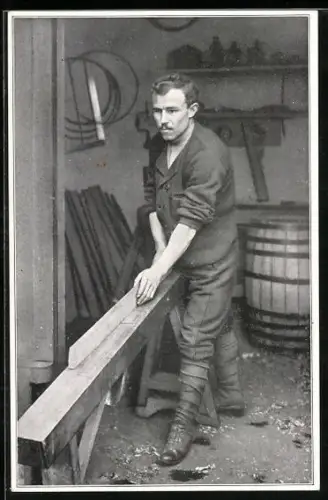 AK Marcel Raveleau a appris le metier de tonnelier, La Famille du Rameau d`Olivier, Carte No. 52