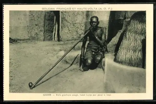 AK Soudan, Vieillegrand`mere aveugle, fumant la pipe, Blinde Afrikanerin raucht eine riesige Pfeife