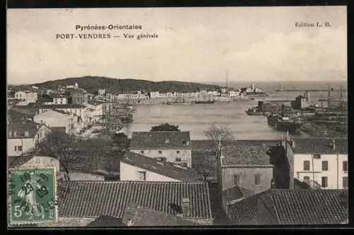 AK Port-Vendres /Pyrénées-Orientales, Vue générale du port et des bâtiments environnants