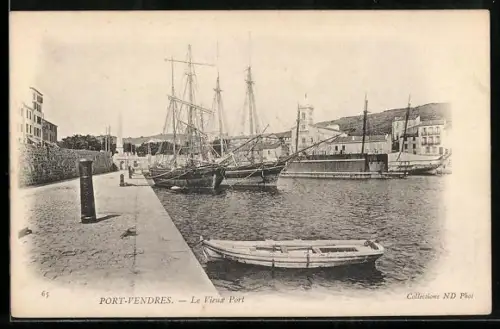 AK Port-Vendres, Le Vieux Port avec des voiliers amarrés et un quai paisible