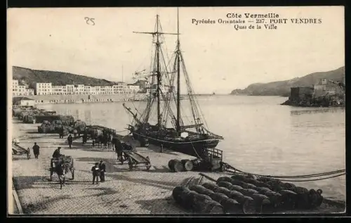 AK Port-Vendres, Quai de la Ville avec voilier et activités portuaires