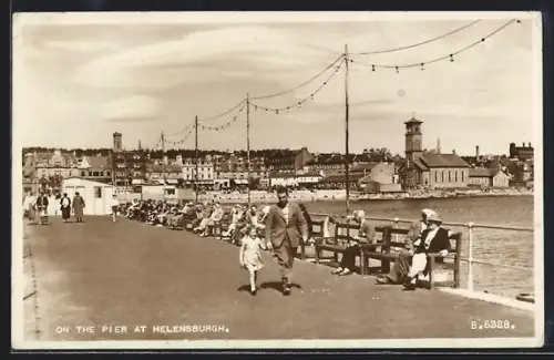 AK Helensburgh, Scene on the pier