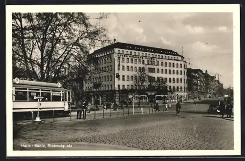 AK Halle /Saale, Strassenbahn am Riebeckplatz, Hotel Goldene Kugel