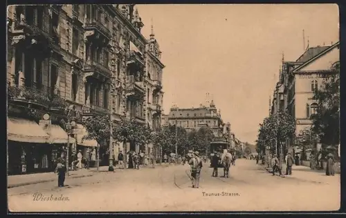 AK Wiesbaden, Taunus-Strasse mit Hotel und Warenhaus, Strassenbahn