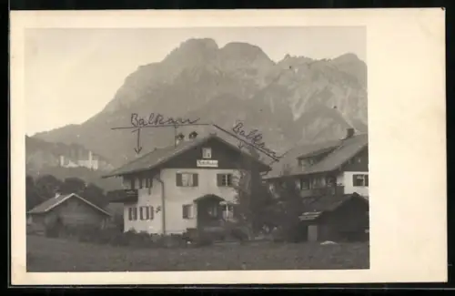 Foto-AK Schwangau /Allgäu, Fotohaus mit Schloss Hohenschwangau im Hintergrund