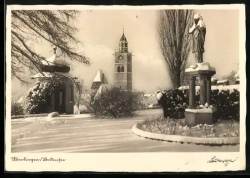 AK Überlingen /Bodensee, Kirche, Statue, Winteransicht