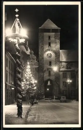 AK Villingen /Schwarzwald, Oberes Tor, Winterbeleuchtung, Strassenansicht