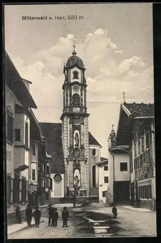 AK Mittenwald a. Isar, Kirche mit Kirchturm und Strassenansicht