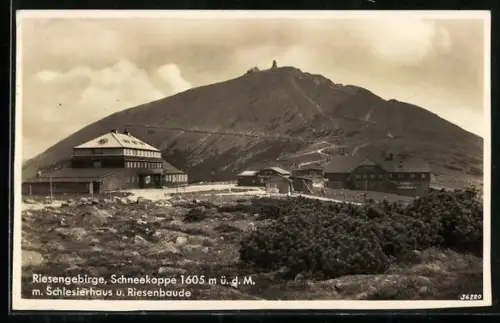 AK Riesenbaude, Schneekoppe mit Riesenbaude und Schlesierhaus