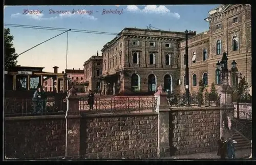AK Krakau-Krakow, Bahnhof, Aussenansicht, Strassenbahn