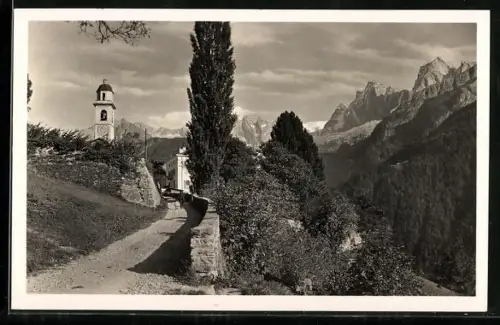 AK Soglio, Dorfeingang, im Hintergrund die Bondascagruppe