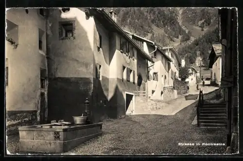AK Pontresina, Strassenpartie mit Brunnen