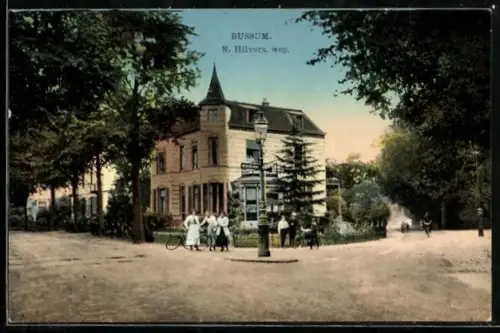 AK Bussum, N. Hilvers. weg, Platzansicht mit Leuten, Radfahrer