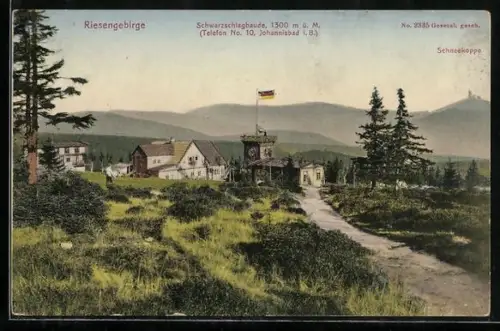 AK Riesengebirge, Schwarzschlagbaude mit wehender Fahne und Schneekoppe