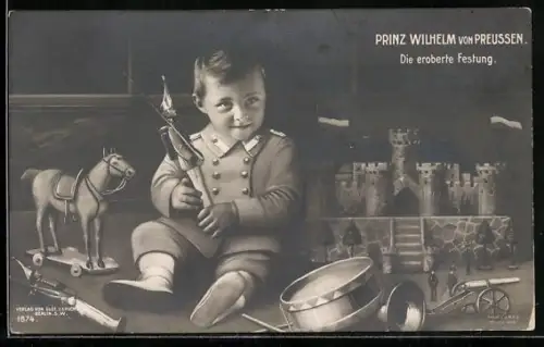 AK Prinz Wilhelm von Preussen als Kind in Uniform mit Spielzeug, eroberte Festung