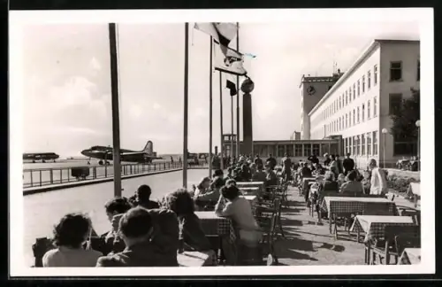 AK Frankfurt am Main, Empfangsgebäude mit Flugzeugrampe und Kaffeegarten des Weltflughafen Rhein-Main