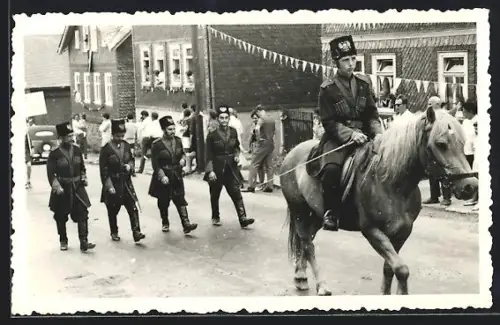Foto-AK Oberweissbach, Stadtfest-Teilnehmer in Uniformen