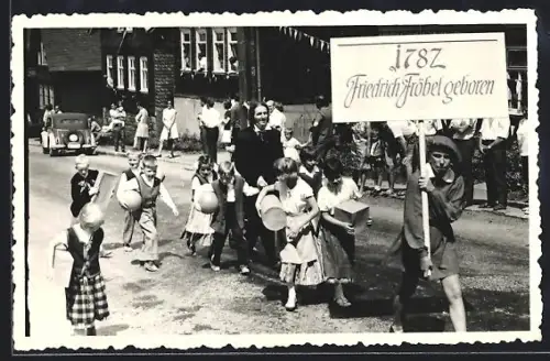 Foto-AK Oberweissbach, Gruppe Friedrich Fröbel auf dem Stadtfest