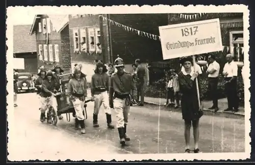 Foto-AK Oberweissbach, Feuerwehrgruppe auf dem Stadtfest